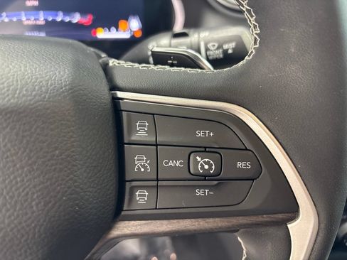 Used 2023 Jeep Grand Cherokee Limited w/ Black Appearance Package AWD/4WD image 14