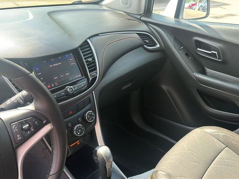 Used 2021 Chevrolet Trax LT w/ LT Convenience Package FWD image 16
