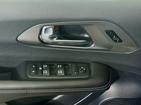 Used 2026 Chrysler Pacifica Select image 24