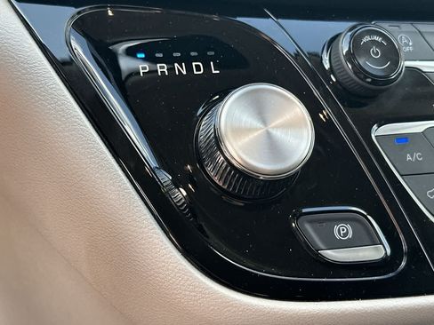 Used 2024 Chrysler Pacifica Touring-L FWD image 29