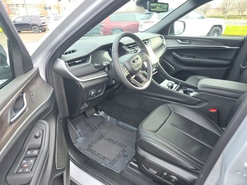 Used 2025 Jeep Grand Cherokee Limited w/ Luxury Tech Group II image 13