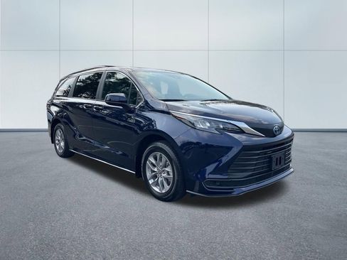 Used 2025 Toyota Sienna LE w/ LE Plus Package image 4