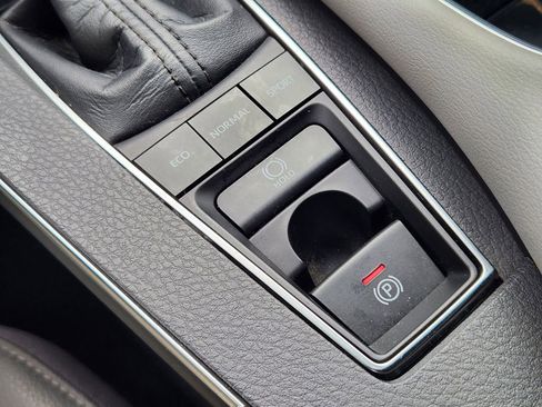 Used 2020 Toyota Avalon XLE image 17