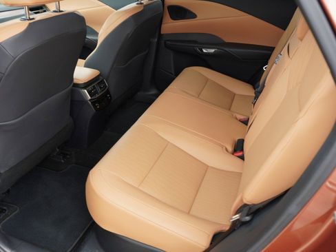 Used 2025 Lexus RX 350 Premium w/ Accessory Package (Z1) image 10