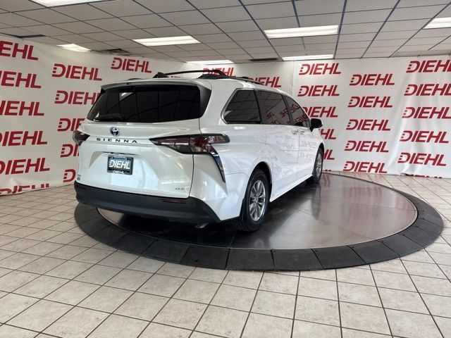 Used 2025 Toyota Sienna XLE w/ XLE Plus Package FWD image 28