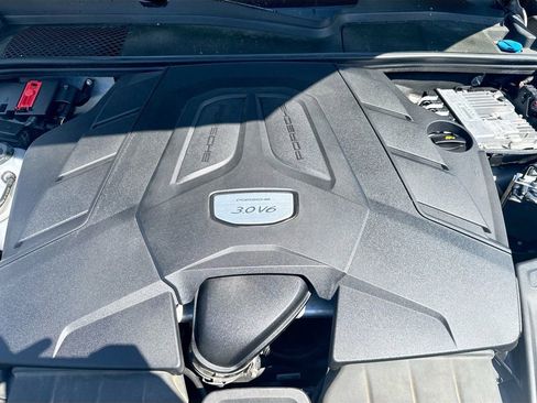 Used 2023 Porsche Cayenne Platinum Edition image 32