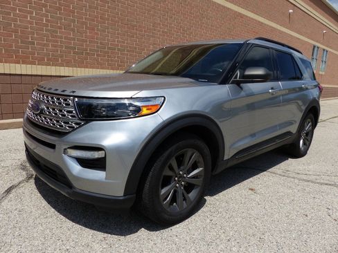 Used 2021 Ford Explorer XLT w/ Equipment Group 202A AWD/4WD image 6