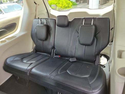 Used 2022 Chrysler Pacifica Touring-L FWD image 16
