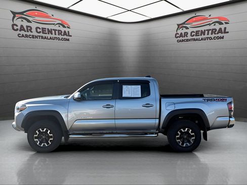 Used 2022 Toyota Tacoma TRD Off-Road image 2