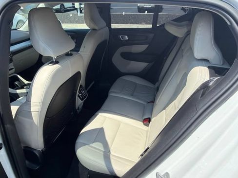 Used 2022 Volvo XC40 T4 Momentum FWD image 15