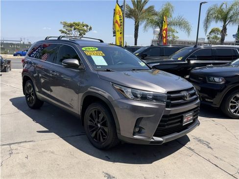 Used 2019 Toyota Highlander SE FWD image 8