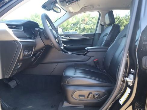 Used 2023 Jeep Grand Cherokee Limited w/ Black Appearance Package AWD/4WD image 13