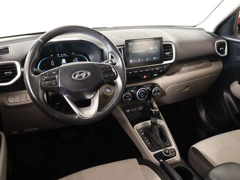 Used 2025 Hyundai Venue SEL FWD image 2