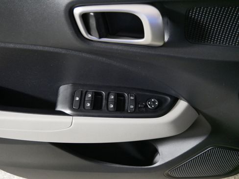 Used 2023 Hyundai Venue SEL image 19