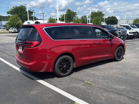 Used 2025 Chrysler Pacifica Select FWD image 4