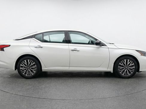 Used 2025 Nissan Altima 2.5 SV image 11