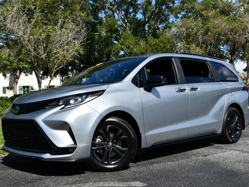 Used 2025 Toyota Sienna XSE image 27