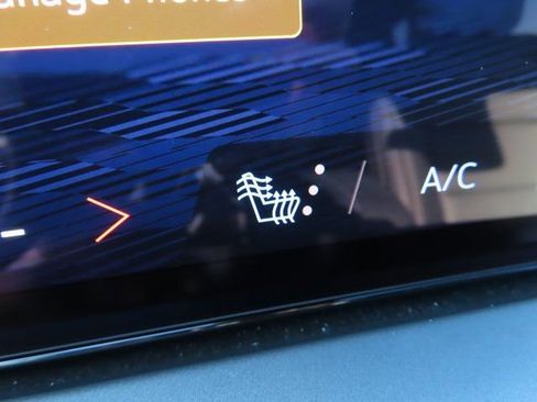 Used 2025 Chevrolet Traverse LT image 29