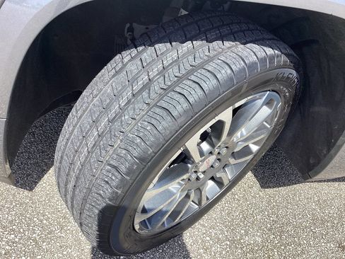 Used 2022 GMC Acadia Denali w/ Denali Technology Package AWD/4WD image 26