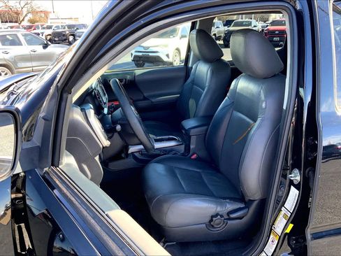 Used 2017 Toyota Tacoma SR5 w/ Tow Package image 8