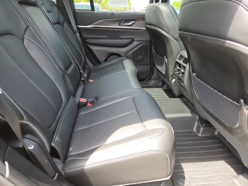 Used 2025 Jeep Grand Cherokee Limited w/ Luxury Tech Group II AWD/4WD image 13