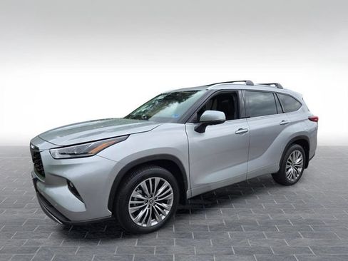 Used 2022 Toyota Highlander Platinum FWD image 3