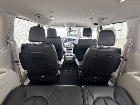Used 2020 Chrysler Pacifica Touring-L image 11