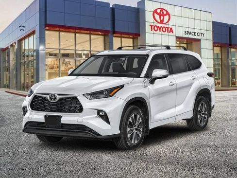 Used 2026 Toyota Highlander XLE AWD/4WD image 2