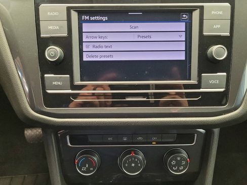 Used 2020 Volkswagen Tiguan S image 25