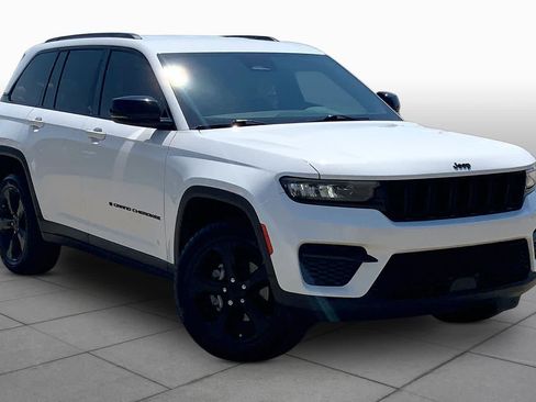 Used 2022 Jeep Grand Cherokee Altitude AWD/4WD image 4