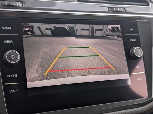 Used 2018 Volkswagen Tiguan SE image 17