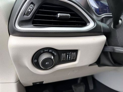 Used 2022 Chrysler Pacifica Touring-L FWD image 20