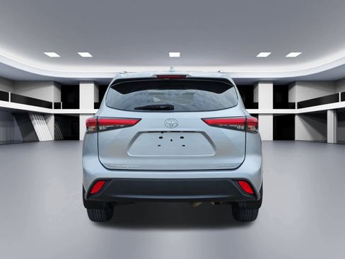Used 2021 Toyota Highlander XLE image 5