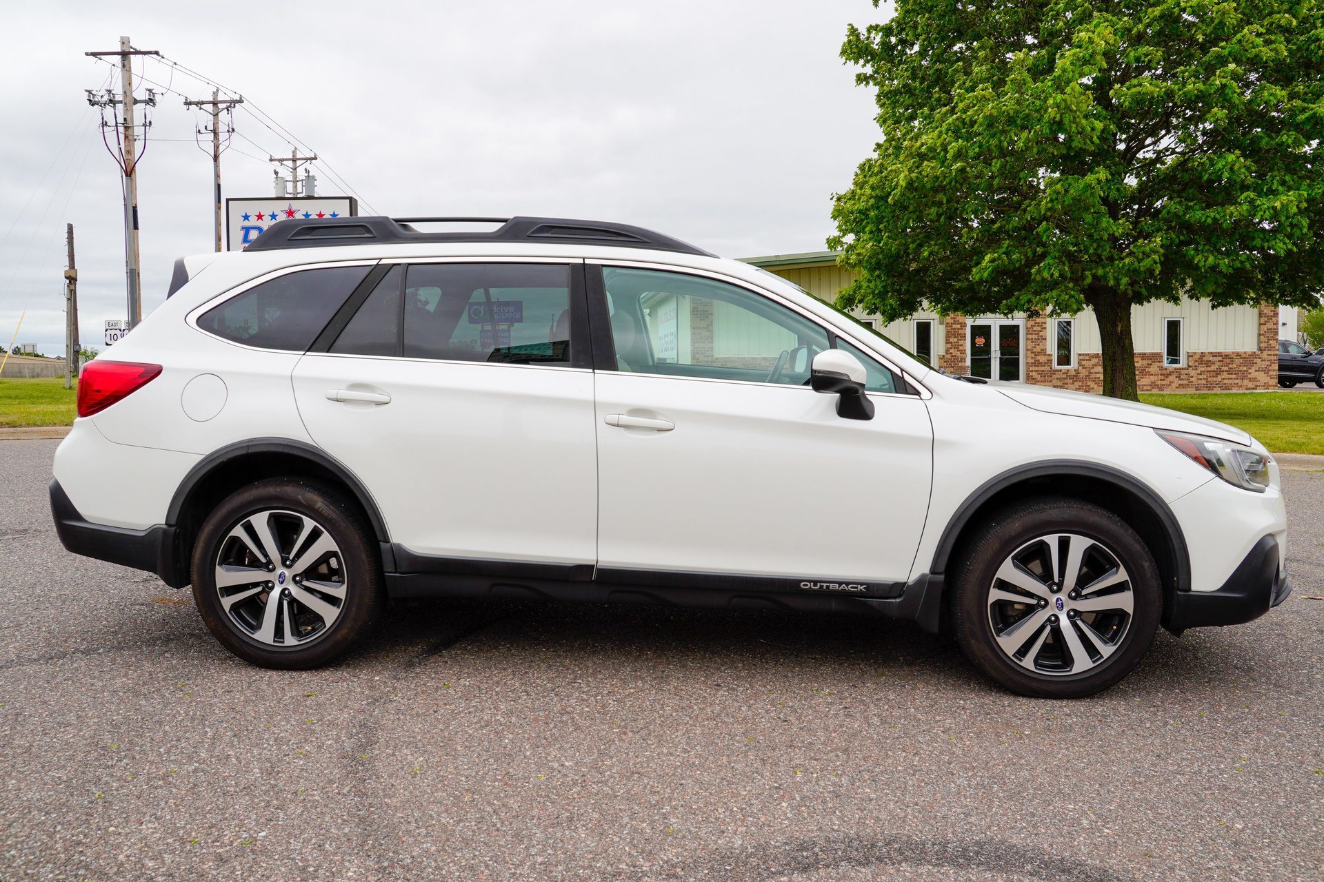 Used 2018 Subaru Outback 3.6R Limited AWD/4WD image 2