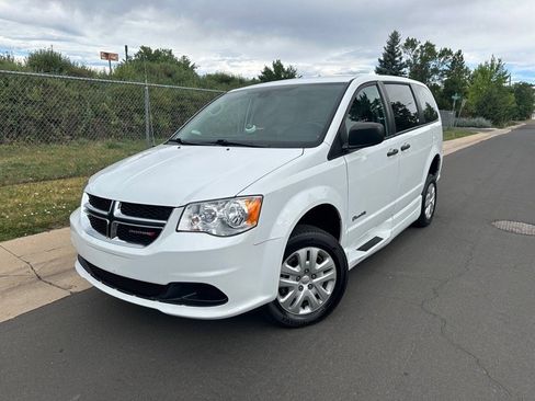 Used 2019 Dodge Grand Caravan SE image 2