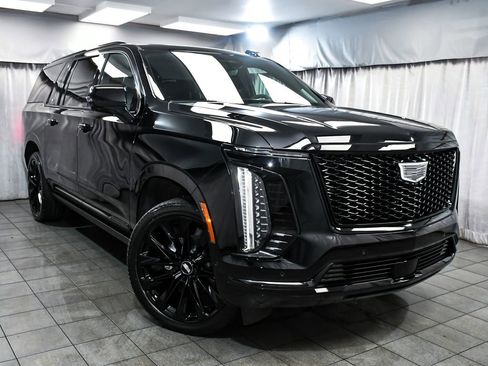 Used 2026 Cadillac Escalade ESV Platinum Sport w/ LPO, ONYX Package AWD/4WD image 3