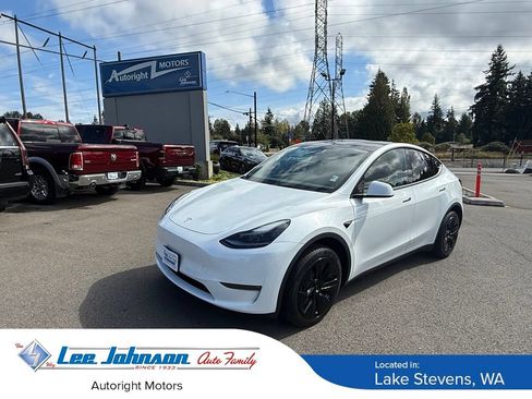 Used 2024 Tesla Model Y Long Range AWD/4WD image 1