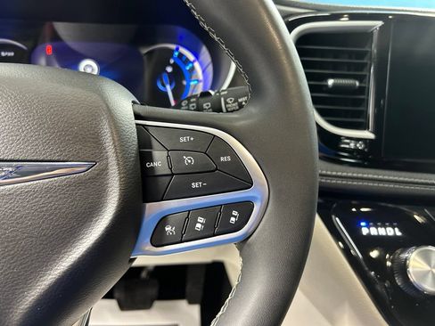 Used 2024 Chrysler Pacifica Limited FWD image 19