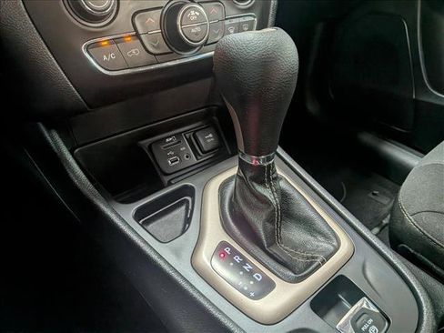 Used 2017 Jeep Cherokee Latitude w/ Comfort/Convenience Group FWD image 16