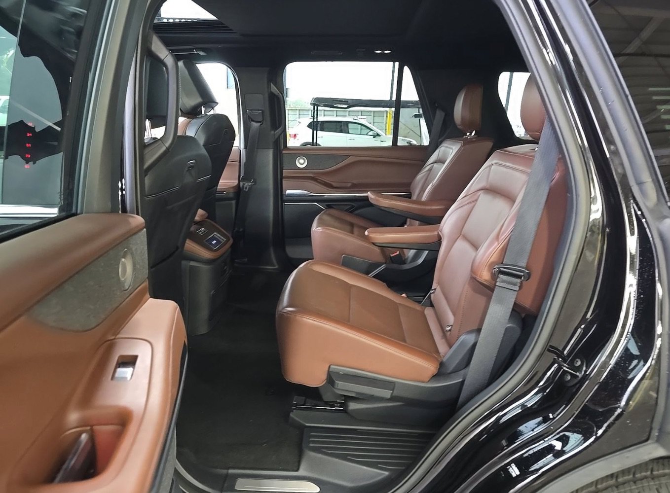 Used 2025 Lincoln Navigator Reserve AWD/4WD image 8