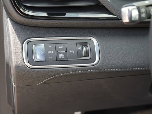 Used 2025 Buick Enclave Preferred AWD/4WD image 17