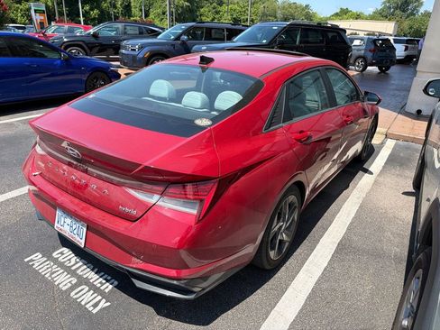 Used 2023 Hyundai Elantra Limited w/ Preferred Accessory Package FWD image 3