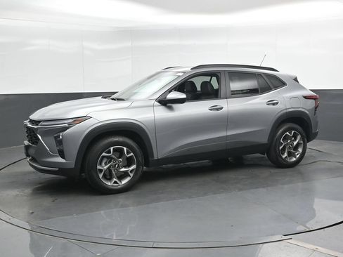 Used 2025 Chevrolet Trax LT FWD image 7