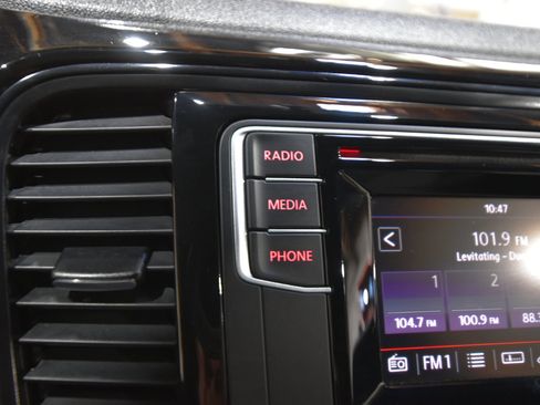 Used 2019 Volkswagen Beetle 2.0T S image 21