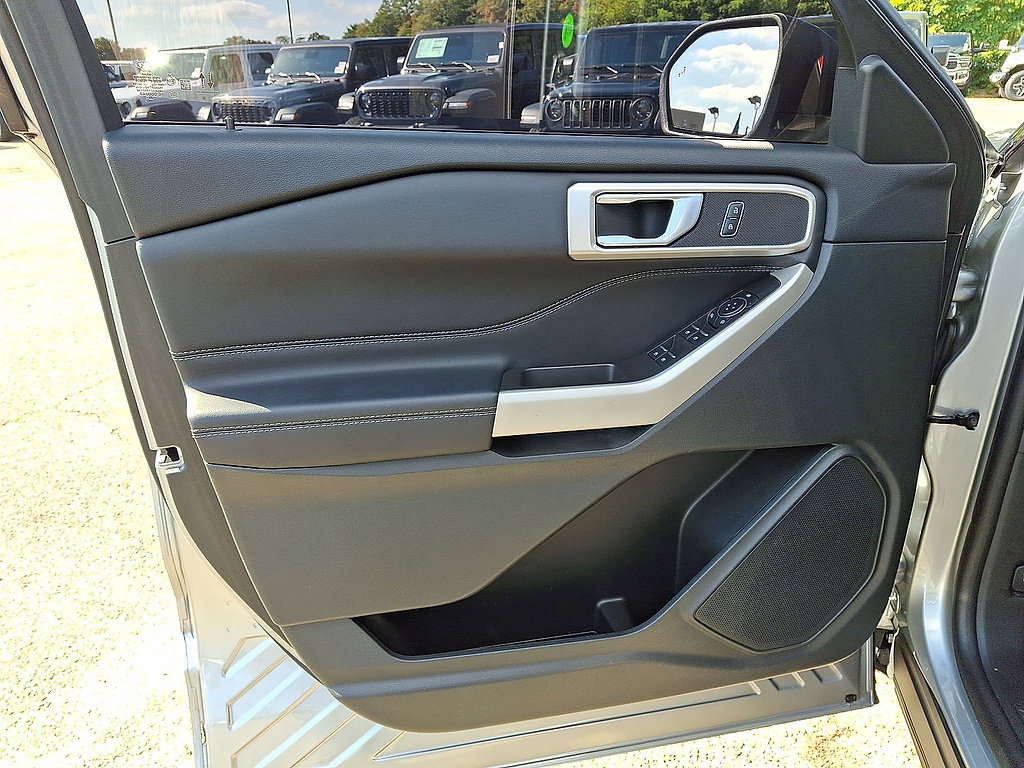 Used 2024 Ford Explorer XLT w/ Equipment Group 202A AWD/4WD image 16
