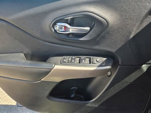 Used 2018 Jeep Cherokee Latitude w/ Altitude Package image 13