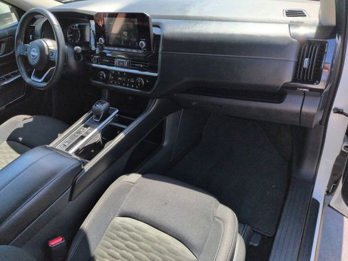 Used 2024 Nissan Pathfinder SV image 18