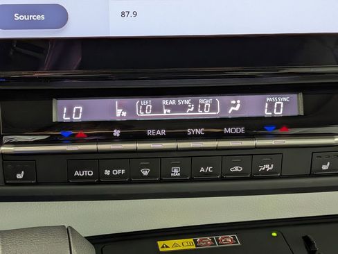 Used 2025 Toyota Sienna XLE FWD image 20