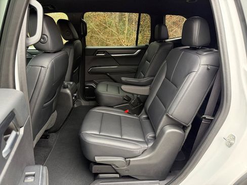 Used 2024 GMC Acadia Elevation image 16