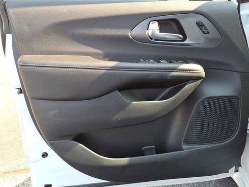 New 2026 Chrysler Pacifica Select image 10